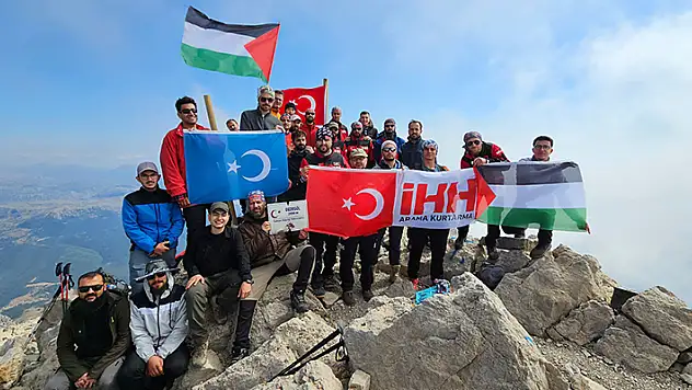 İHH Konya arama kurtarma ekibi, Filistin için Dedegül Zirvesi'ne tırmandı

