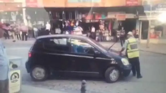 İhtarına uymadığı polisi, aracının tamponuyla iterek kaçtı