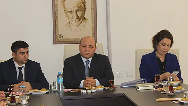 İhtiyaç sahiplerine yardım yapılıyor