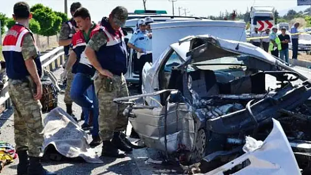 İki araç kafa kafaya çarpıştı: 2 ölü