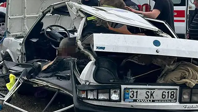 İki aracın çarpıştığı kazada Tofaş adeta kağıt gibi ezildi: 1'i ağır 4 yaralı
