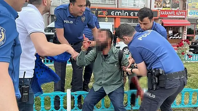 İki çocuğunu dilendiren baba, polise bıçak çekti, ardından kendini yaraladı
