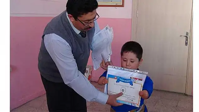 İki eli olmayan çocuğun ilk karne heyecanı