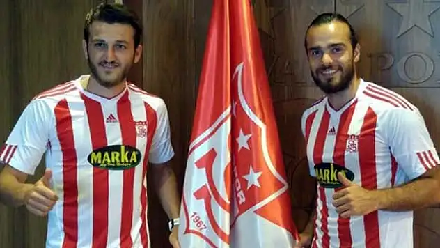 İki futbolcuyu renklerine bağladı