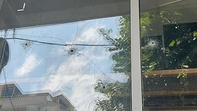 İki genç işyerini kurşunladı, rahat tavırları pes dedirtti