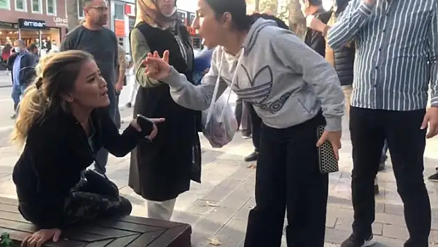 İki kadın onlarca kişinin bakışları arasında tekme tokat kavga etti
