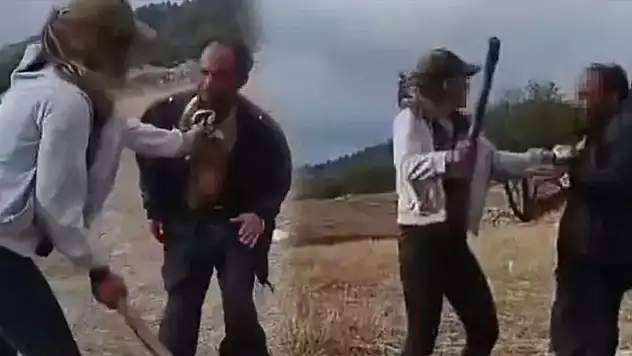 İki kızdan engelli çobana sopalı işkence: Biri dövdü, diğeri kayda aldı
