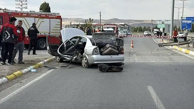 İki otomobil çarpıştı: 1 ölü, 3 yaralı