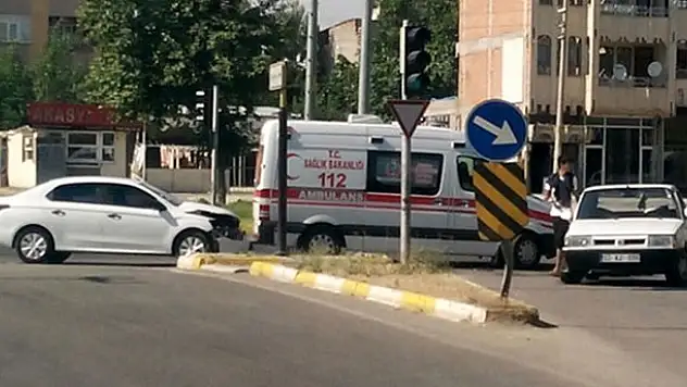 İki otomobil çarpıştı: 3 yaralı