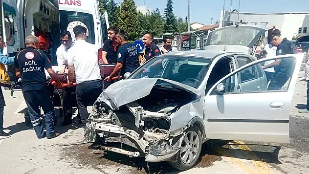 İki otomobil çarpıştı: 4 kişi yaralandı