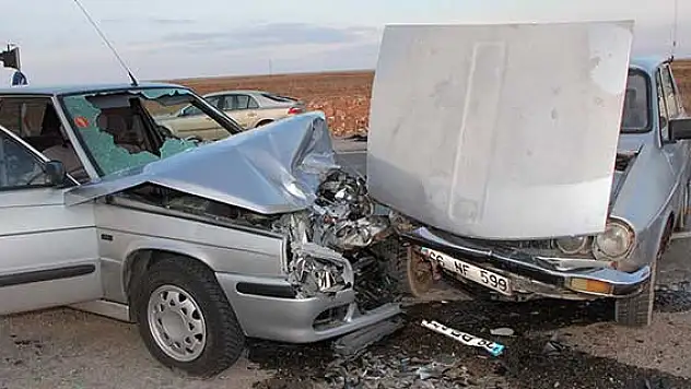 İki otomobil çarpıştı: 4 yaralı