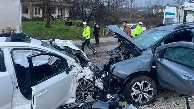 İki otomobil kafa kafaya çarpıştı: 3 ölü, 1 ağır yaralı
