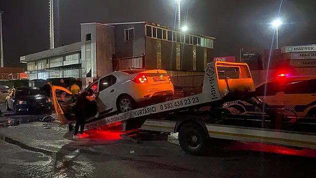 İki otomobil kafa kafaya çarpıştı: 5 yaralı
