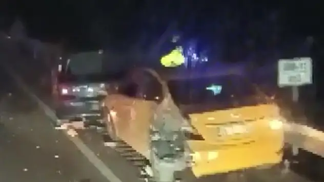 İki otomobile çarpan kamyon tren rayına düştü
