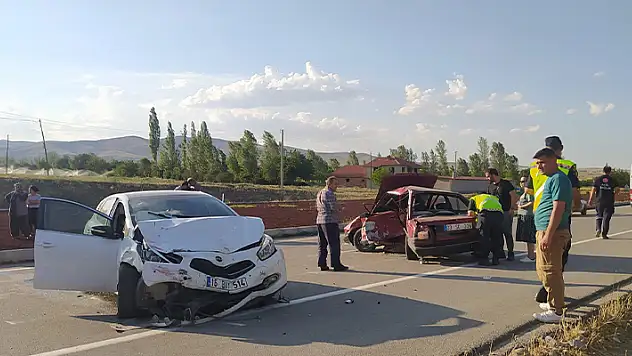 İki otomobilin çarpıştığı kazada 1 kişi öldü, 7 kişi yaralandı
