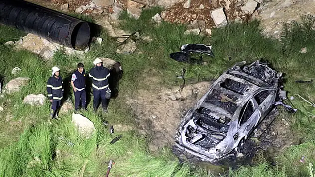 İki otomobilin çarpıştığı kazada otomobil alev topuna döndü 1 kişi yanarak can verdi 9 kişi yaralı
