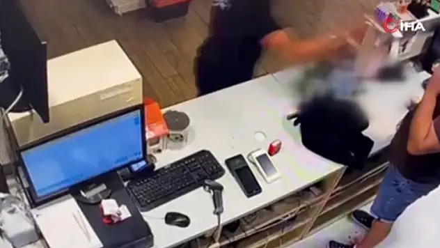 İki paket sigara için kasiyeri bıçakladılar: O anlar kamerada