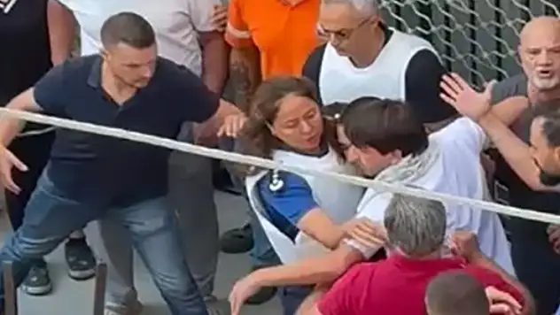 İki polisi şehit eden saldırgan linç etmek istediler, polis engelledi