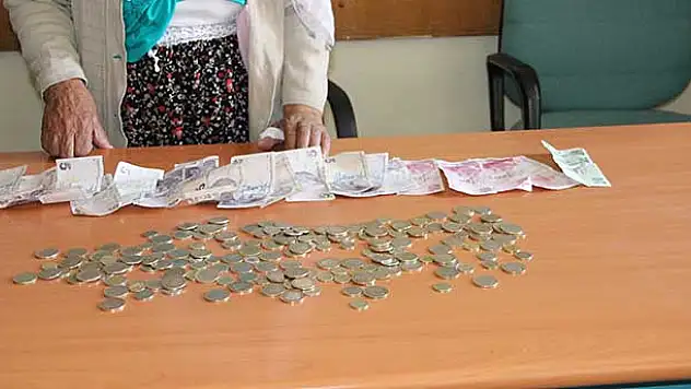 İki saatte 235 lira topladı