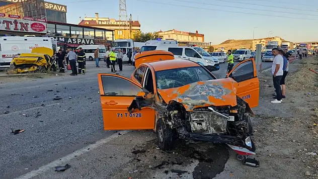 İki ticari taksi çarpıştı: 1 ölü, 2 yaralı
