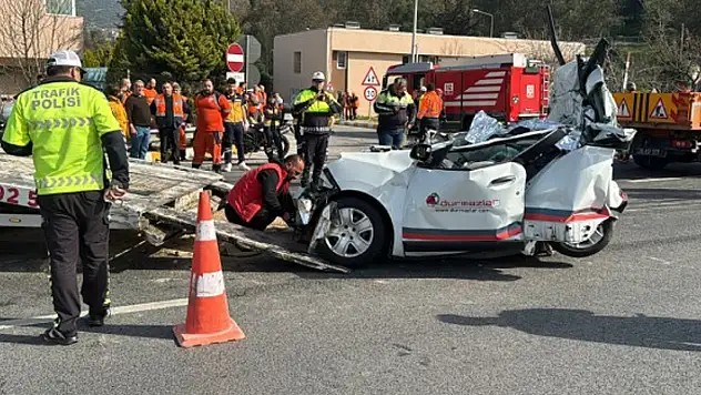 İki tırın arasında kalan araç kağıt gibi ezildi, 1 kişi öldü
