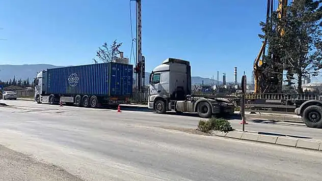 İki tırın arasında sıkışıp öldü