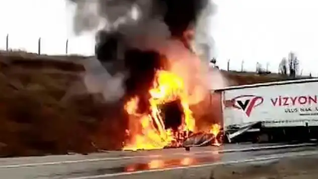 İki tırın çarpışması sonucu çıkan yangında şoför hayatını kaybetti