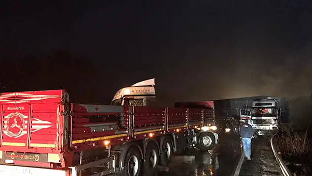 İki tırın çarpıştığı kazada Antalya-Konya kara yolu trafiğe kapandı