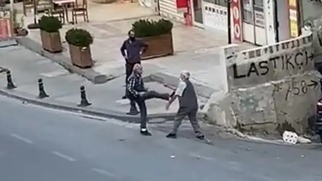 İki yaşlı amcanın pes dedirten kavgası! Tekmeler yumruklar havada uçuştu, yerlerde yuvarlandılar
