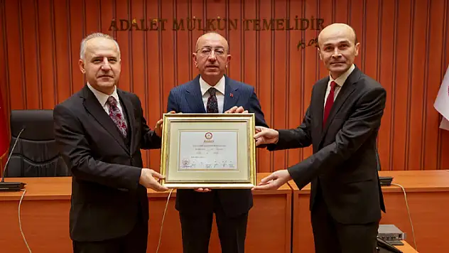 İkinci kez başkan seçilen Başkan Kavuş, mazbatasını aldı 
