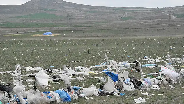 İlçenin 30 yıllık çöpü, rüzgarla 10 kilometrelik araziye yayıldı
