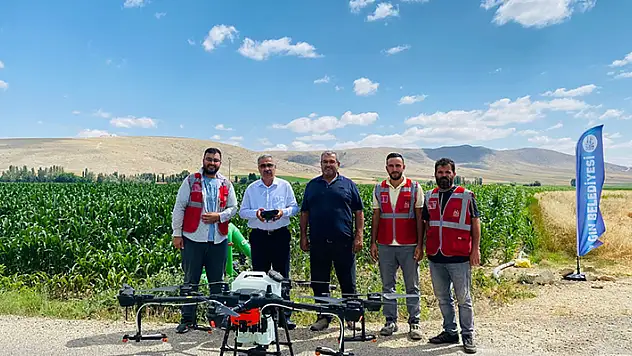 Ilgın Belediyesi, ilçedeki mısır tarlalarını dron ile ilaçlıyor
