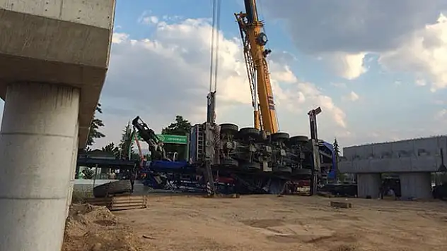 Ilgın'da devrilen vinç kaldırıldı