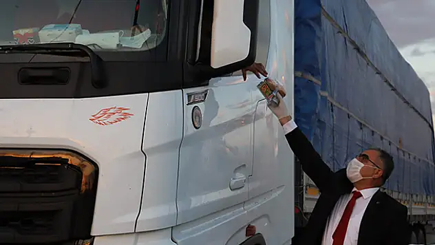 Ilgın'da kamyon sürücülerine iftar kumanyası dağıtılıyor