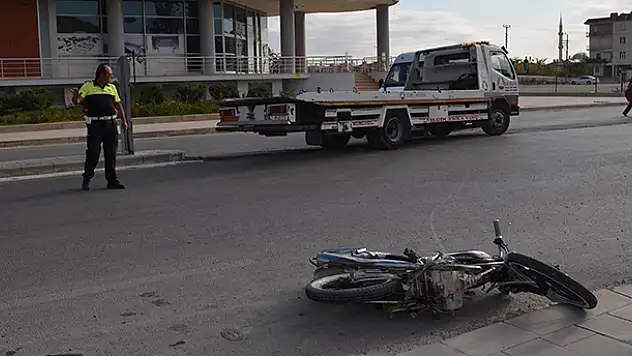 Ilgın'da minibüs ile motosiklet çarpıştı: 1 yaralı