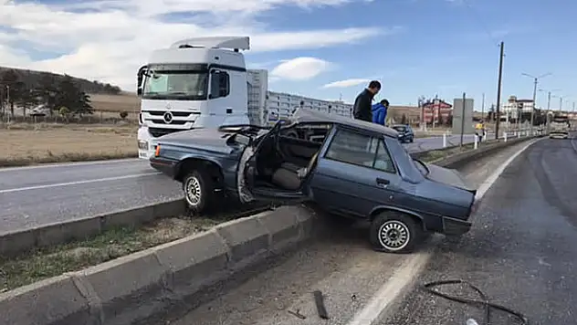 Ilgın'da otomobil yoldan çıktı: 2 yaralı
