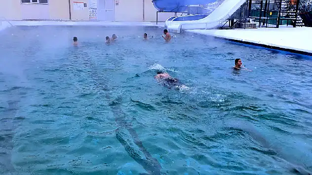 Ilgın'da sıcak kaplıca suyu ile kar keyfi