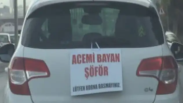 İlginç Pankart: 'Acemi Bayan Şoför, Lütfen Korna Basmayınız'
