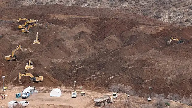 İliç'te maden ocağındaki heyelanda toprak altında kalan 1 işçinin daha naaşına ulaşıldı
