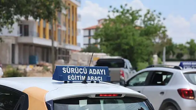 İlk araç sürüşünde 'Eş ve babadan hoca olmaz' uyarısı
