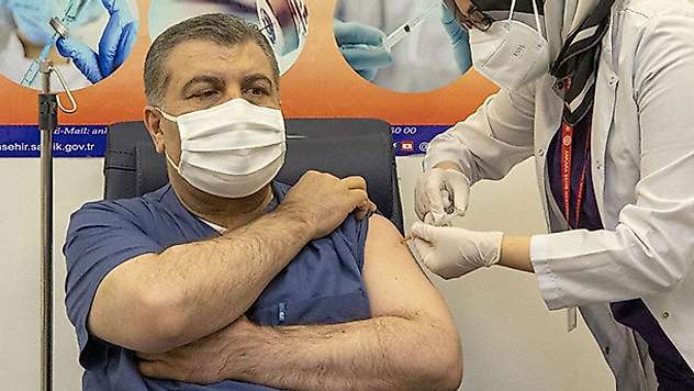 İlk CoronaVac aşısı Sağlık Bakanı Koca'ya yapıldı
