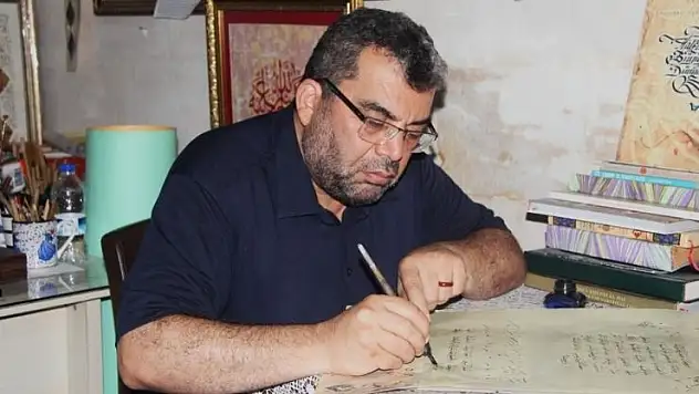 İlk hat derslerini Konya'da alan Bali, 40 yıldır eserlerini aşkla nakşediyor