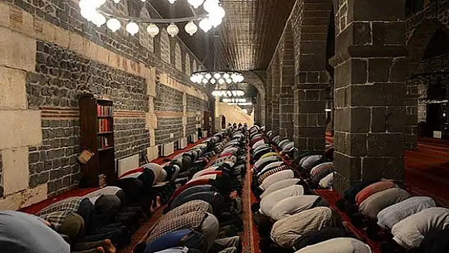 İlk teravih namazı kılındı