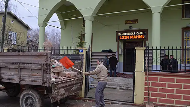 İmece usulüyle camiyi bakımdan geçiriyorlar