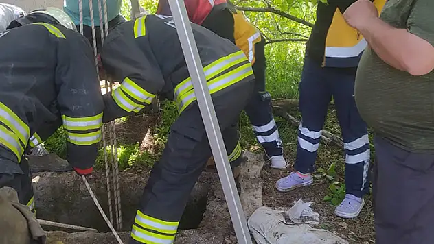 İndiği kuyuda mahsur kalan genci itfaiye kurtardı