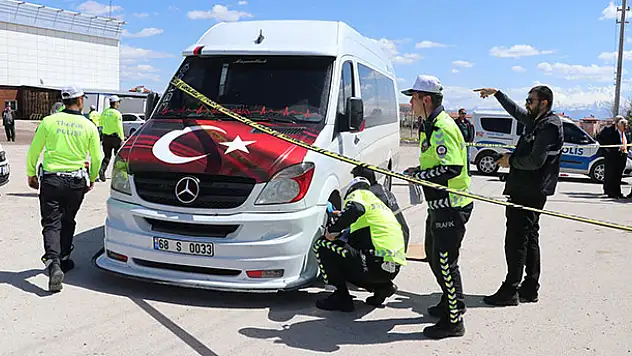 İndiği servis minibüsünün altında kalan öğrenci öldü