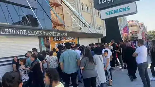 İndirimi duyanın koştuğu mağazanın açılışında izdiham yaşandı