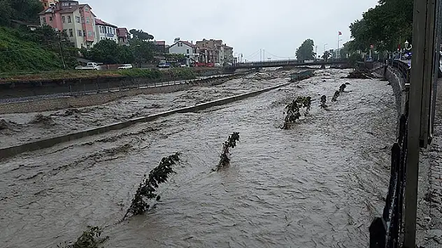 İnebolu'da çay taştı, köprüler çöktü 'Üst katlara çıkın' uyarısı yapıldı