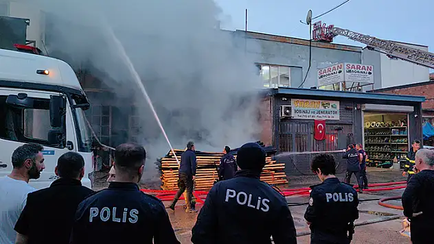 İnegöl'de mobilya imalathanesinde çıkan yangın söndürüldü
