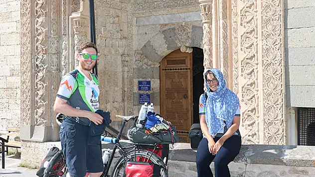 İngiltere'den bisikletle dünya turuna çıktılar